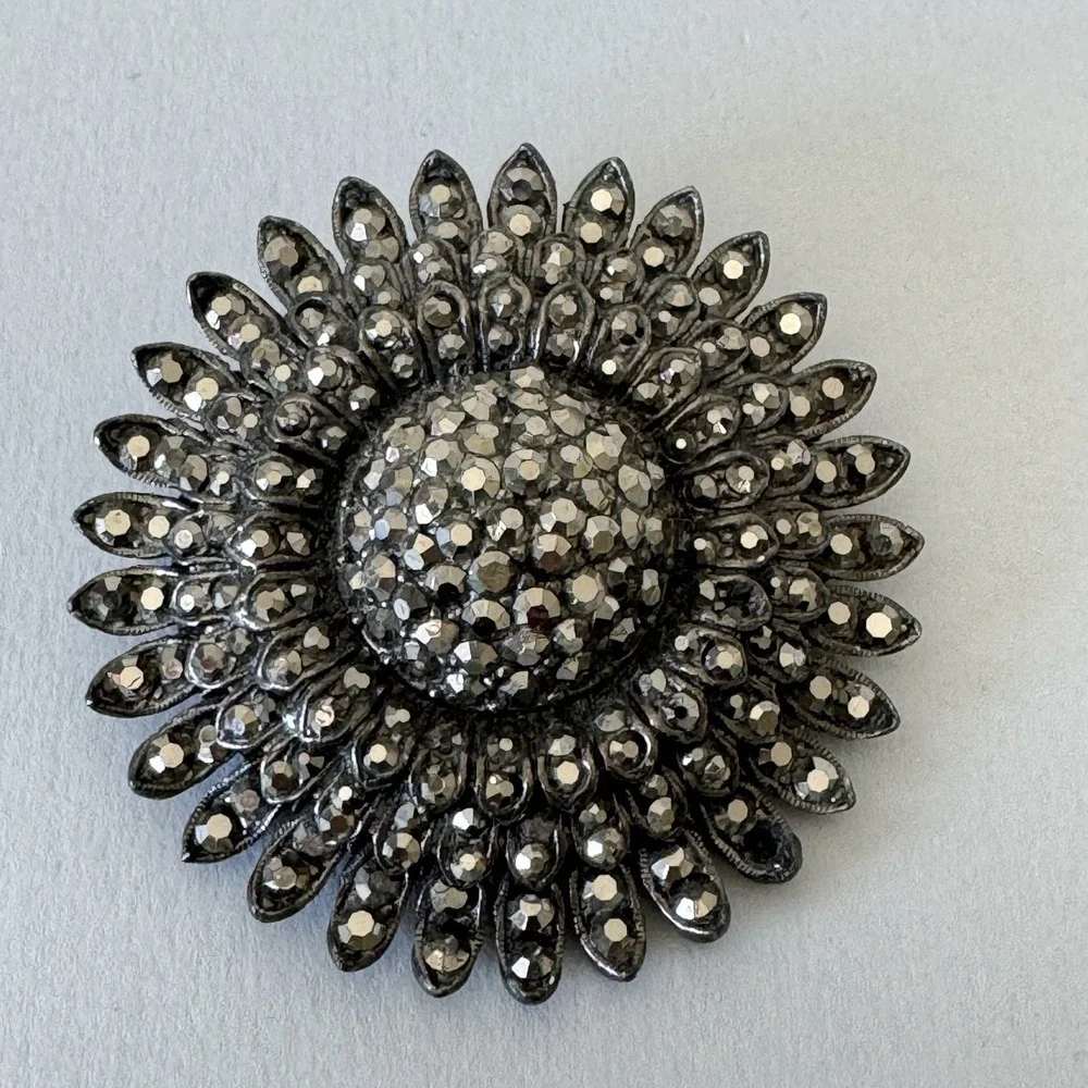 Vintage Weiss Brooch‎ Earrings Set Gray Dark Rhinestones Domed Floral Starburst